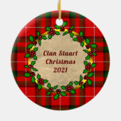 Stuart Clan Badge & Tartan Gepersonaliseerde Kerst Keramisch Ornament (Achterkant)