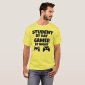 Student-by-Day Gamer bij nachtelijke grappige game T-shirt (Voorkant volledig)