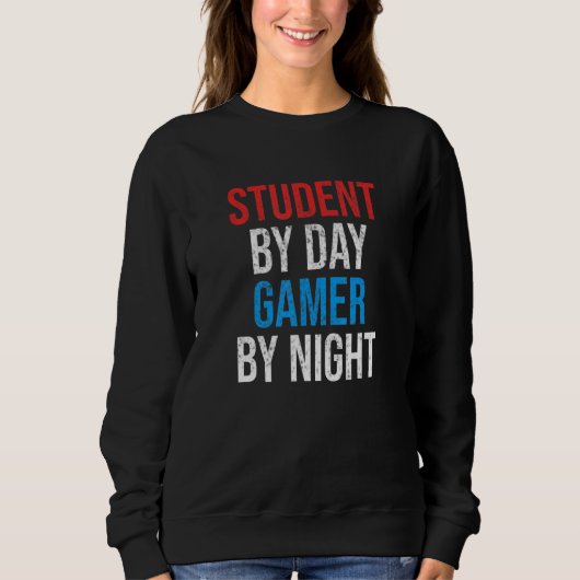 Student By Day Gamer By Night Funny Video Gaming T Trui (Voorkant)