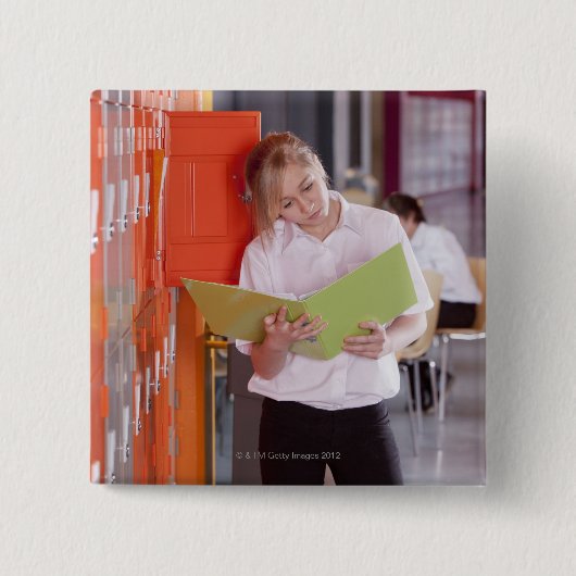 Student die multomap uit schoolkluisje verwijdert vierkante button 5,1 cm (Voorkant)