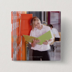Student die multomap uit schoolkluisje verwijdert vierkante button 5,1 cm