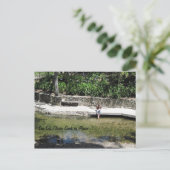 Student met Feet in Creek bij Mission Briefkaart (Staand voorkant)