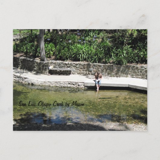 Student met Feet in Creek bij Mission Briefkaart (Voorkant)