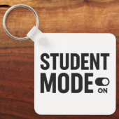 Student Modus Aan – Grappige Studiemotivatie Sleutelhanger (Voorkant)