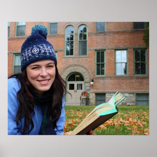 student studeren in herfstbladeren poster (Voorkant)