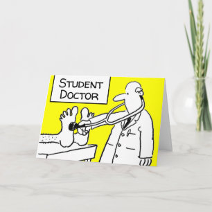 Studentarts met stethoscoop die een patiënt onderz kaart