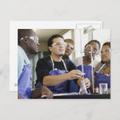 Studenten die experimenten uitvoeren in het chemie briefkaart (Voorkant / Achterkant)