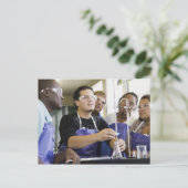 Studenten die experimenten uitvoeren in het chemie briefkaart (Staand voorkant)