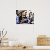 Studenten die experimenten uitvoeren in het chemie poster (Keuken)