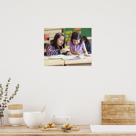 Studenten die samenwerken in de klas poster (Keuken)