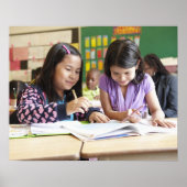 Studenten die samenwerken in de klas poster (Voorkant)