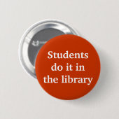 Studenten doen het in de bibliotheek ronde button 5,7 cm (Voorkant /achterkant)