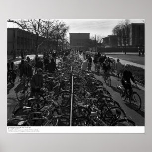 Studenten en fietsen nabij de bibliotheek, feb. 19 poster
