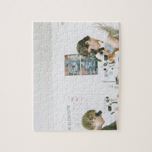 Studenten met microscopen legpuzzel (Verticaal)