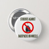 Studenten tegen rugzakken op wielen ronde button 5,7 cm (Voorkant /achterkant)