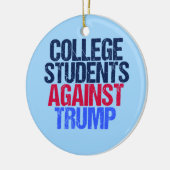 Studenten van het college tegen Trump Keramisch Ornament (Links)