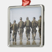 Studenten voor de opleiding van bemanningsleden metalen ornament (Links)