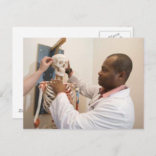 Studentenartsen bestuderen anatomie op een skelet briefkaart (Voorkant / Achterkant)