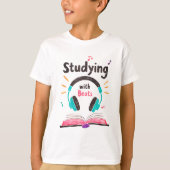 Studeren met beats – Hoofdtelefoon Studie T-shirt (Voorkant)