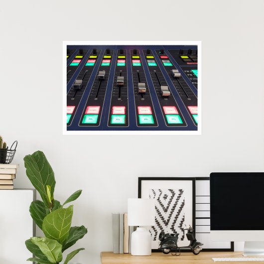 Studio Mixer Paneel Close-up Poster (Thuiskantoor)