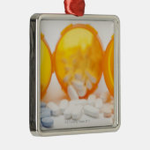 Studio-opname van medicijnfles met pillen metalen ornament (Rechts)
