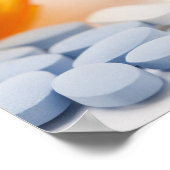 Studio-opname van medicijnfles met pillen poster (Hoek)