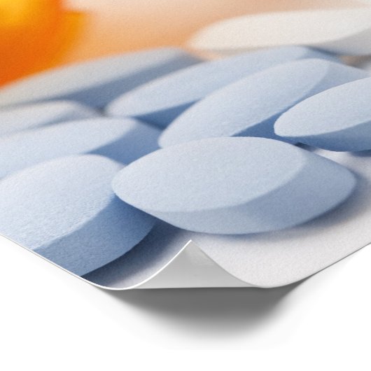 Studio-opname van medicijnfles met pillen poster (Hoek)