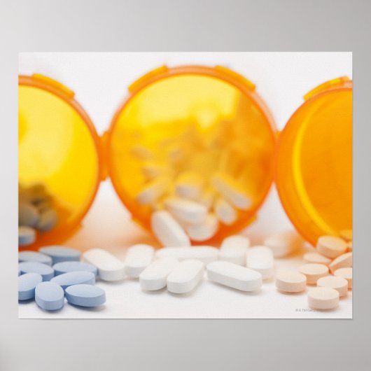 Studio-opname van medicijnfles met pillen poster (Voorkant)