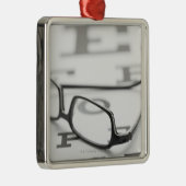 Studio-opname van oogleden op ooggrafiek metalen ornament (Rechts)