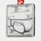 Studio-opname van oogleden op ooggrafiek metalen ornament (Links)