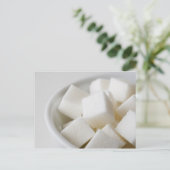 Studio-opname van suikerblokjes in kom briefkaart (Staand voorkant)