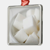 Studio-opname van suikerblokjes in kom metalen ornament (Links)