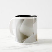 Studio-opname van suikerblokjes in kom tweekleurige koffiemok (Voorkant links)