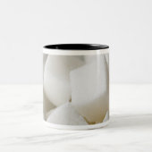 Studio-opname van suikerblokjes in kom tweekleurige koffiemok (Center)