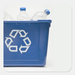 Studio shot van recyclingbak met flessen vierkante sticker