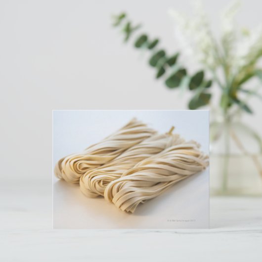 Studio shot van verse linguini pasta briefkaart (Staand voorkant)