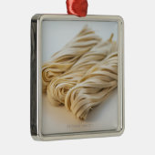 Studio shot van verse linguini pasta metalen ornament (Rechts)