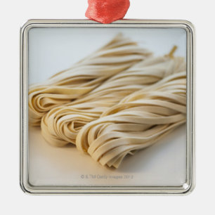 Studio shot van verse linguini pasta metalen ornament
