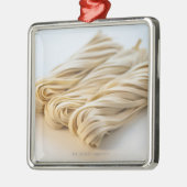 Studio shot van verse linguini pasta metalen ornament (Links)