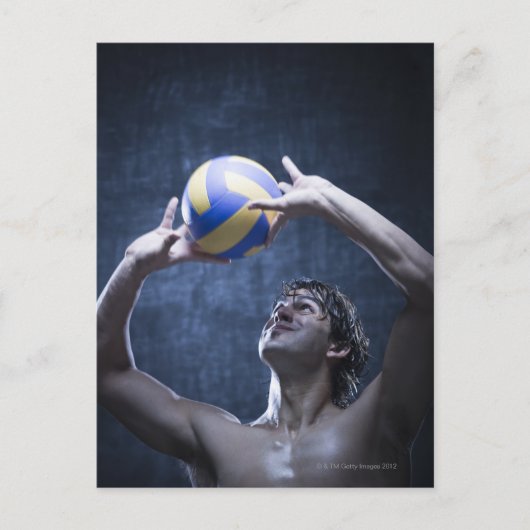 Studio shot van volleybalspeler bij het spelen briefkaart (Voorkant)