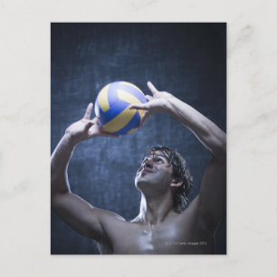 Studio shot van volleybalspeler bij het spelen briefkaart