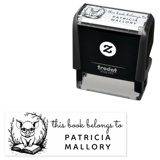 Studious Bespectacled Baby Piglet Reading Library Zelfinktende Stempel (In situ)