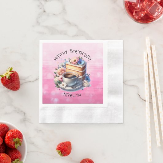 Stukje verjaardagstaart, kopje koffie en bloemen servet (Insitu)