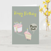 Stukje verjaardagstaart roepen "stuk uit". kaart (Gele Bloem)
