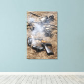 Stukken vijandige wapens liggen op de loer canvas afdruk (Insitu (Houten vloer))