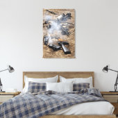 Stukken vijandige wapens liggen op de loer canvas afdruk (Insitu (Slaapkamer))