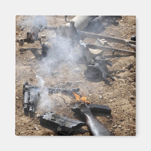 Stukken vijandige wapens liggen op de loer magneet (Voorkant)