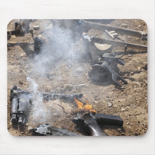 Stukken vijandige wapens liggen op de loer muismat (Voorkant)