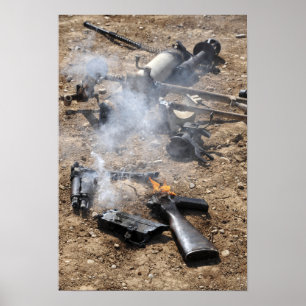 Stukken vijandige wapens liggen op de loer poster