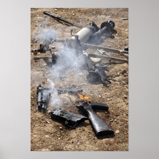 Stukken vijandige wapens liggen op de loer poster (Voorkant)